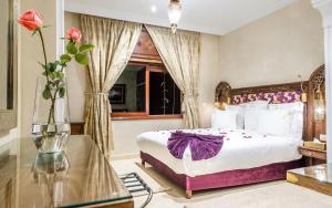 Postel nebo postele na pokoji v ubytování Hivernage Secret Suites & Garden