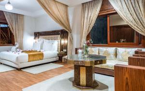 Postel nebo postele na pokoji v ubytování Hivernage Secret Suites & Garden