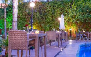 Bazén v ubytování Hivernage Secret Suites & Garden nebo v jeho okolí