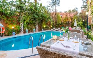 Bazén v ubytování Hivernage Secret Suites & Garden nebo v jeho okolí