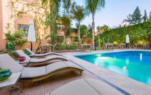 Bazén v ubytování Hivernage Secret Suites & Garden nebo v jeho okolí