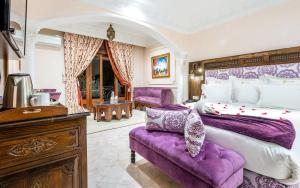 Postel nebo postele na pokoji v ubytování Hivernage Secret Suites & Garden