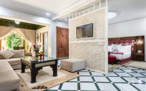 Postel nebo postele na pokoji v ubytování Hivernage Secret Suites & Garden