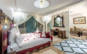 Postel nebo postele na pokoji v ubytování Hivernage Secret Suites & Garden