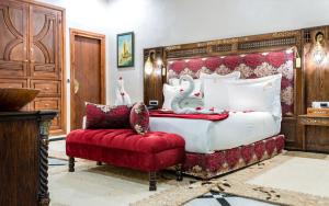 Postel nebo postele na pokoji v ubytování Hivernage Secret Suites & Garden