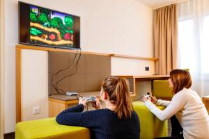 TV a/nebo společenská místnost v ubytování Ramada by Wyndham Baden Hotel du Parc