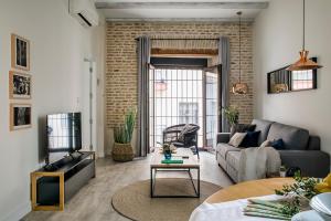 a living room with a couch and a table at Matahacas Pool & Luxury in Seville