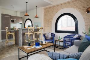 een woonkamer met een bank en een tafel bij Matahacas Pool & Luxury in Sevilla