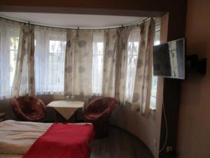 Telewizja i/lub zestaw kina domowego w obiekcie Hotel Pod Platanami