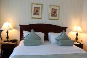 Postel nebo postele na pokoji v ubytování Swiss Al Hamra Hotel