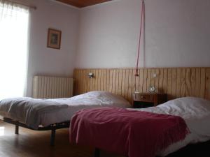 - une chambre avec 2 lits et une fenêtre dans l'établissement Gite Deux-Eaux, à Saint-Martial