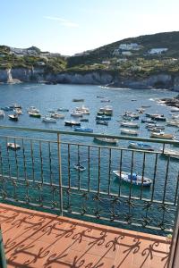 Er liggen boten in het water. bij Maridea - Donatino a Mare in Ponza