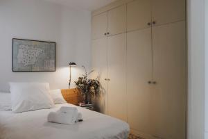 A bed or beds in a room at Brummell Apartments Gracia
