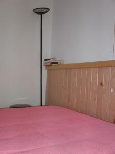 Tempat tidur dalam kamar di Gite Deux-Eaux