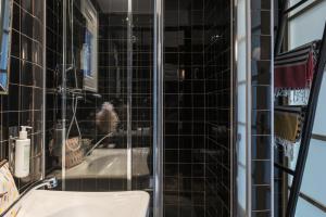 A bathroom at Brummell Apartments Gracia