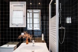 A bathroom at Brummell Apartments Gracia