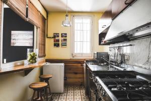 A kitchen or kitchenette at Brummell Apartments Gracia