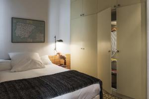 A bed or beds in a room at Brummell Apartments Gracia