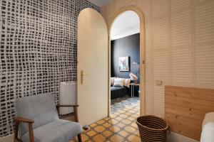 einen Flur mit einem Stuhl und ein Wohnzimmer in der Unterkunft Brummell Apartments Gracia in Barcelona