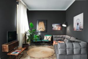 A television and/or entertainment centre at Brummell Apartments Gracia
