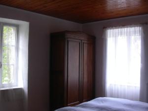 Tempat tidur dalam kamar di Gite Deux-Eaux