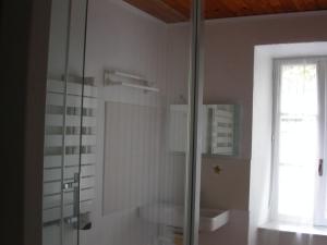 Kamar mandi di Gite Deux-Eaux