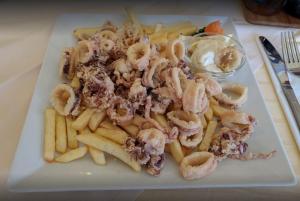 un plato de pasta y papas fritas en una mesa en Apartments and Rooms Lucia&Veronica, en Dramalj 57 fotos más