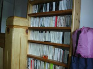 półka pełna książek w obiekcie Gite Deux-Eaux w mieście Saint-Martial