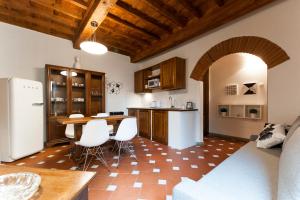 una cucina con tavolo e sedie in una stanza di Borgo Pinti Apartment a Firenze