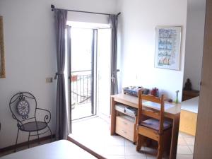 a room with a desk and a door to a balcony at I Tulipani Olandesi in Zepponami