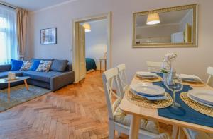 una sala de estar con una mesa y un sofá en Apartments Rybná, en Praga 6 fotos más