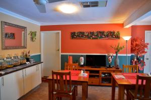 Μια τηλεόραση ή/και κέντρο ψυχαγωγίας στο Palms Bed & Breakfast