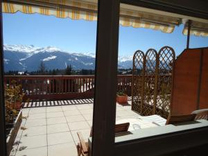 Vista generica sulle montagne o vista sulle montagne dall'interno dell'hotel