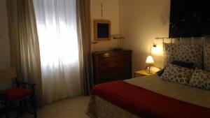 モンテロッソ・アル・マーレにあるTorre Baciugaのベッドルーム1室(ベッド1台、ドレッサー、窓付)