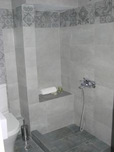 Koupelna v ubytování Nikolas Hotel + 37 fotografií