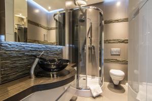 考斯賽力克的住宿－Apartamenty Stylowe Zakopane，带淋浴、盥洗盆和卫生间的浴室