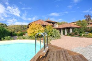een huis met een zwembad en een huis bij Villa Il Grotto in Verbania