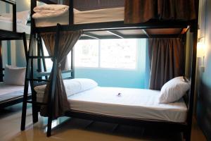 Postel nebo postele na pokoji v ubytování One One Hostel Patong