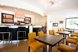 TV a/nebo společenská místnost v ubytování Hotel Apollo