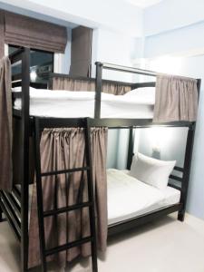 Tempat tidur susun dalam kamar di One One Hostel Patong
