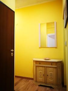 ラパッロにあるLa Caravella apartamentの黄色の部屋(化粧台、鏡付)