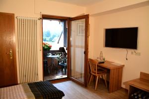 Habitación con cama, mesa y TV. en Blick zum Maimont en Ludwigswinkel
