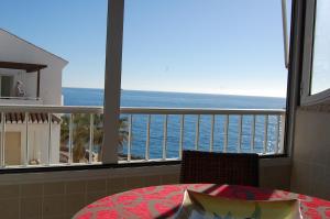 een kamer met uitzicht op de oceaan vanaf een balkon bij Apartment Fuentes de Nerja in Nerja