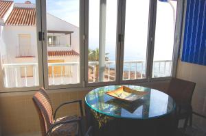 Una mesa en una habitación con vistas al océano en Apartment Fuentes de Nerja, en Nerja