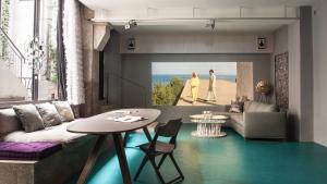 un soggiorno con divano e tavolo di himmel und himmel a Monaco