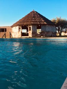 un edificio con piscina frente a él en La celestina en San Rafael