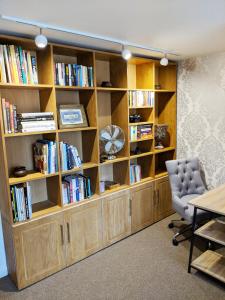 ロンドンにあるModern 1 Bedroom Apartment in Kensingtonの本棚付きの部屋