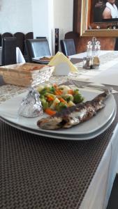 un piatto di cibo con verdure su un tavolo di Pensiunea Cristina a Craiova