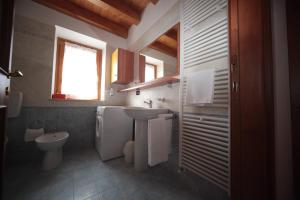 Koupelna v ubytování Albergo diffuso Valcellina e Val Vajont in Cimolais