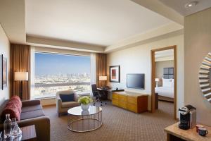 TV a/nebo společenská místnost v ubytování Swissôtel Al Ghurair Dubai - Deira & Creek